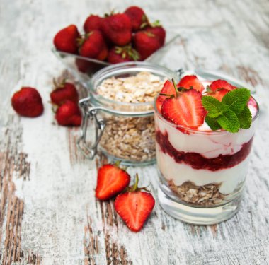 Çilekli yoğurt ile müsli