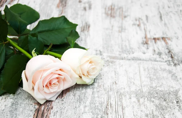 Rosas sobre una mesa de madera — Foto de Stock