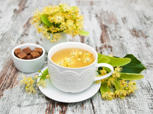 Taza de té de hierbas con flores de tilo — Foto de Stock