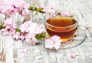 Çiçeği çay ve sakura fincan