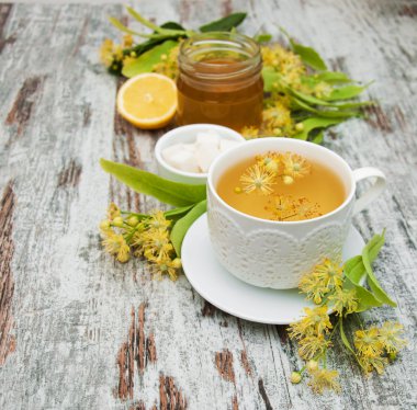 Bir fincan ıhlamur çiçekli bitki çayı.