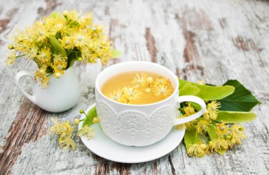 Bir fincan ıhlamur çiçekli bitki çayı.