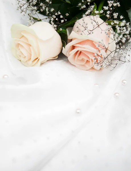 Rosen auf weißem Seidenhintergrund — Stockfoto