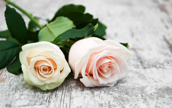 Roses on a wooden table — Stock Photo, Image