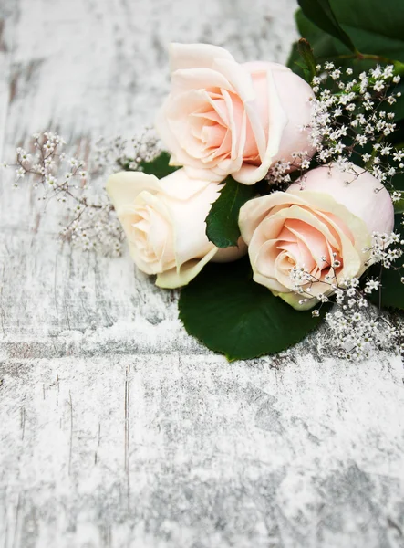 Roses on a wooden table — Stock Photo, Image