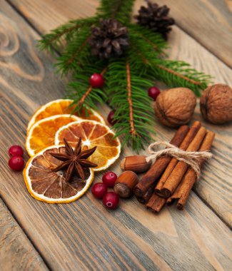 baharatlar ve kurutulmuş portakal