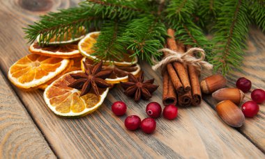 baharatlar ve kurutulmuş portakal