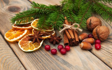 baharatlar ve kurutulmuş portakal