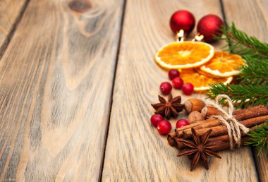 baharatlar ve kurutulmuş portakal