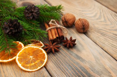 baharatlar ve kurutulmuş portakal