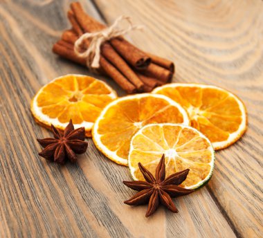 baharatlar ve kurutulmuş portakal