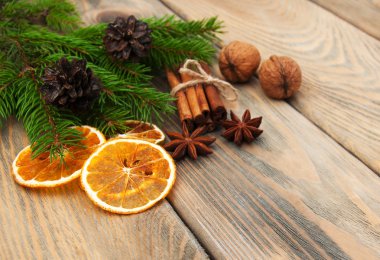 baharatlar ve kurutulmuş portakal