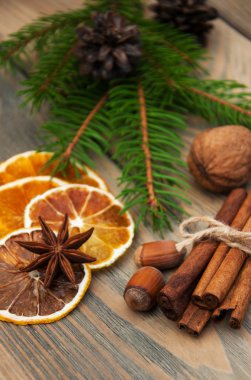 baharatlar ve kurutulmuş portakal