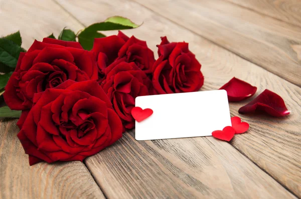 Rose rosse e biglietto di auguri — Foto Stock