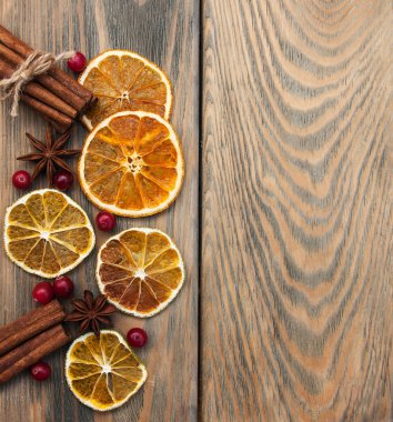 baharatlar ve kurutulmuş portakal