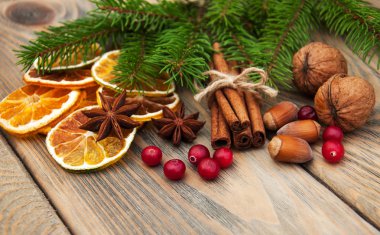 baharatlar ve kurutulmuş portakal