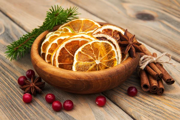 향신료와 말린된 오렌지 — 스톡 사진