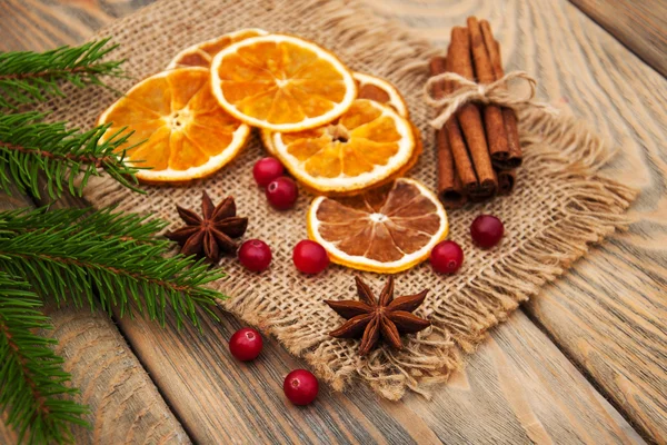 Kruiden en gedroogde sinaasappelen — Stockfoto