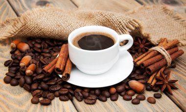 Kahve fincanı ve kahve çekirdeği.