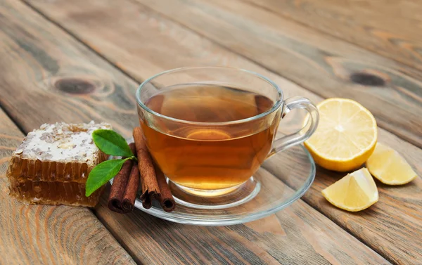 Kopp te med honung och kanel — Stockfoto