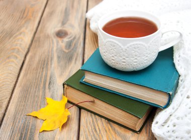 Eski kitaplar üzerinde çay
