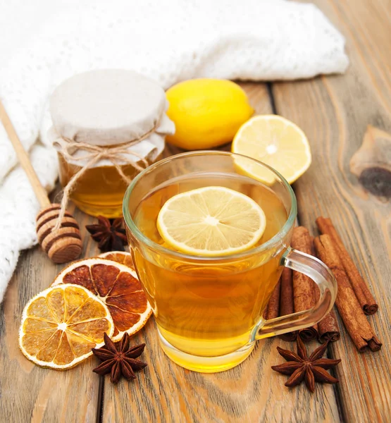 Taza de té con miel — Foto de Stock