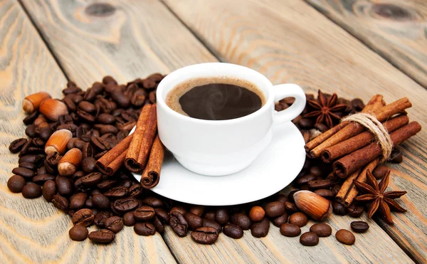 Coffee cup and coffee beans — Stock Photo, Image