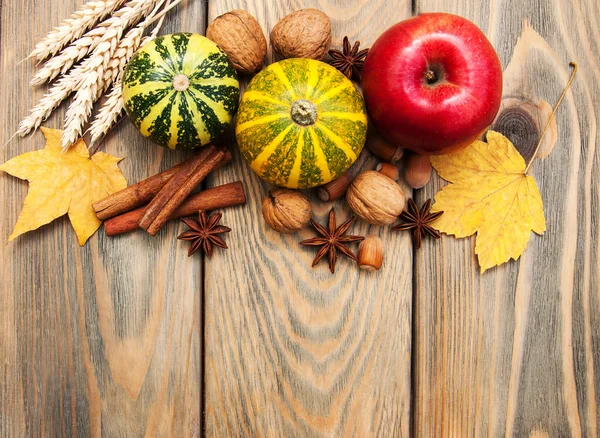 Calabazas y nueces de otoño — Foto de Stock