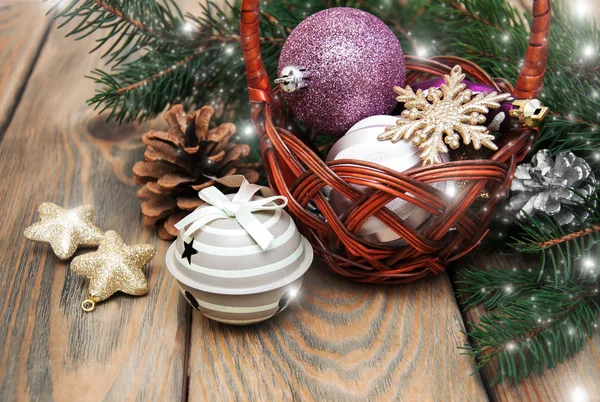 Korb mit Christbaumkugeln — Stockfoto