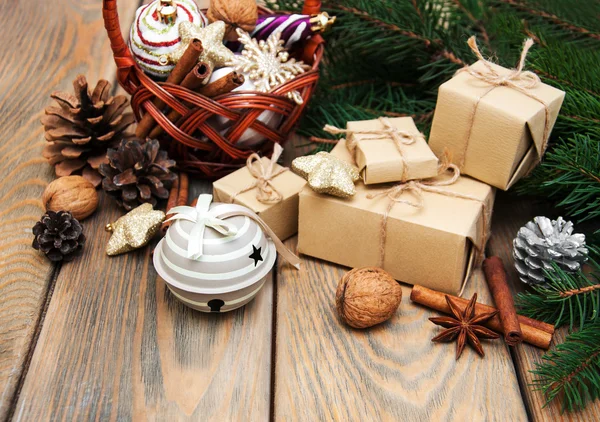 Korb mit Christbaumkugeln — Stockfoto