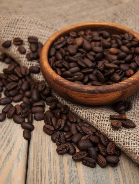 Kávová zrna a režného plátna — Stock fotografie