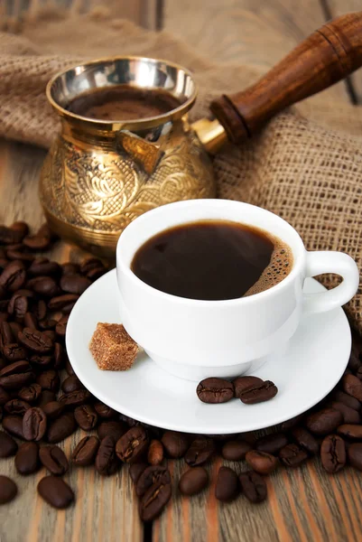 Kaffekopp och metall turk — Stockfoto