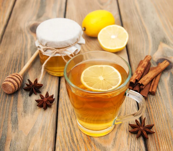 Xícara de chá com mel — Fotografia de Stock