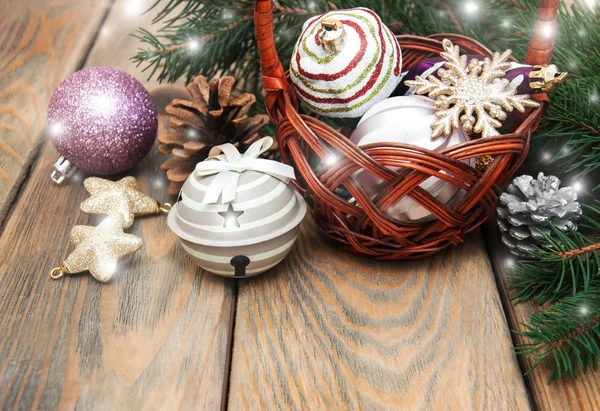 Cesta com baubles de Natal — Fotografia de Stock