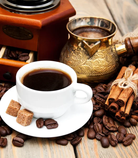 Kaffeetasse und Türke aus Metall — Stockfoto
