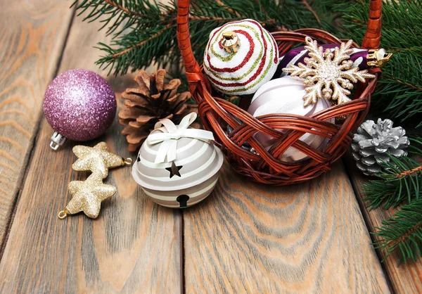 Korb mit Christbaumkugeln — Stockfoto