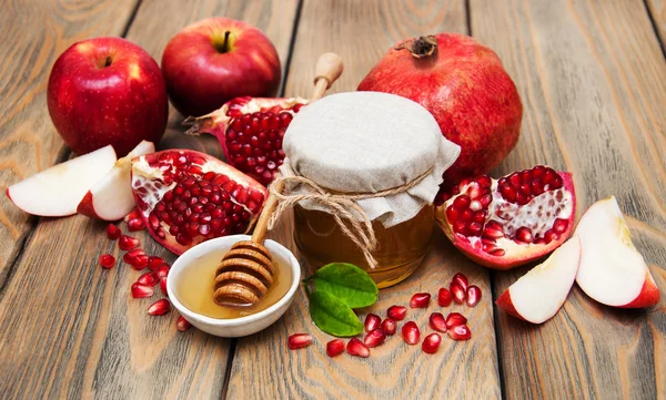 Honig mit Granatapfel und Äpfeln — Stockfoto