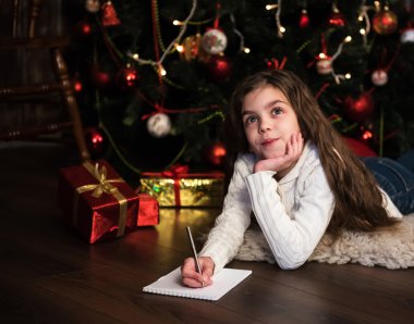 Kız Noel Baba'ya mektup yazar