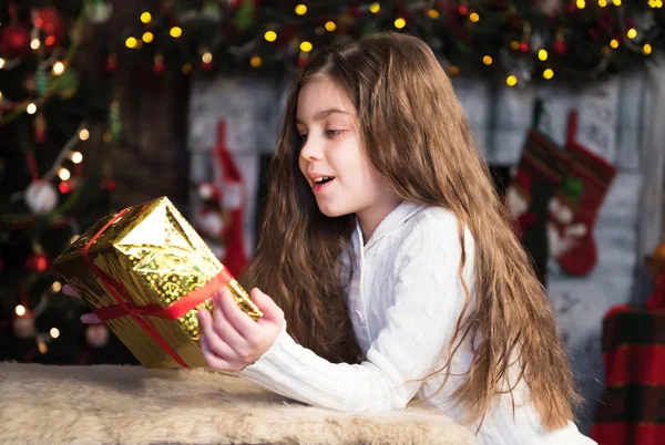 Dívka s Vánoční dárková krabička — Stock fotografie
