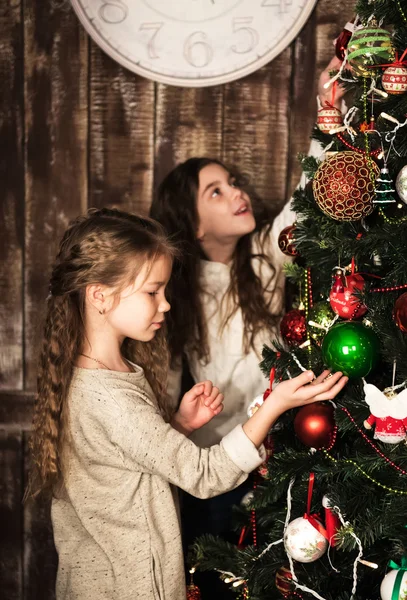Šťastné holky zdobení vánočního stromu — Stock fotografie