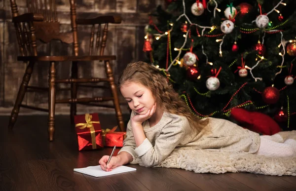 女孩给圣诞老人写封信 — 图库照片