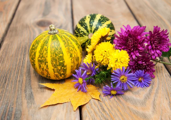 Herfst pompoenen met bladeren — Stockfoto