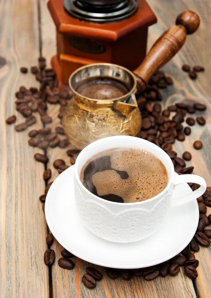 Kaffeetasse und Türke aus Metall — Stockfoto