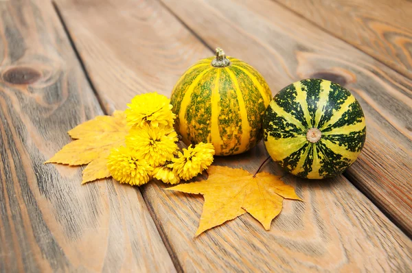 Autumn pumpkins and leaves — Stock Photo, Image