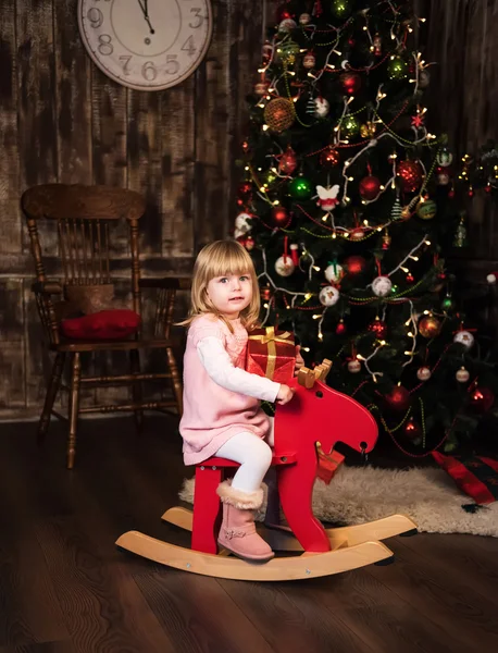 小女孩在一只玩具马 — 图库照片