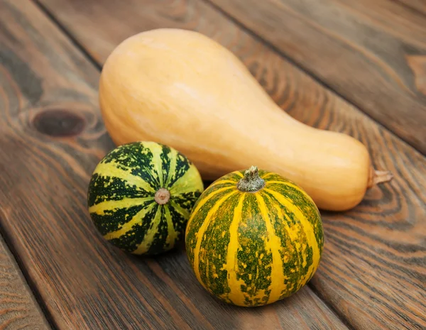 Najaar pompoenen op een tafel — Stockfoto