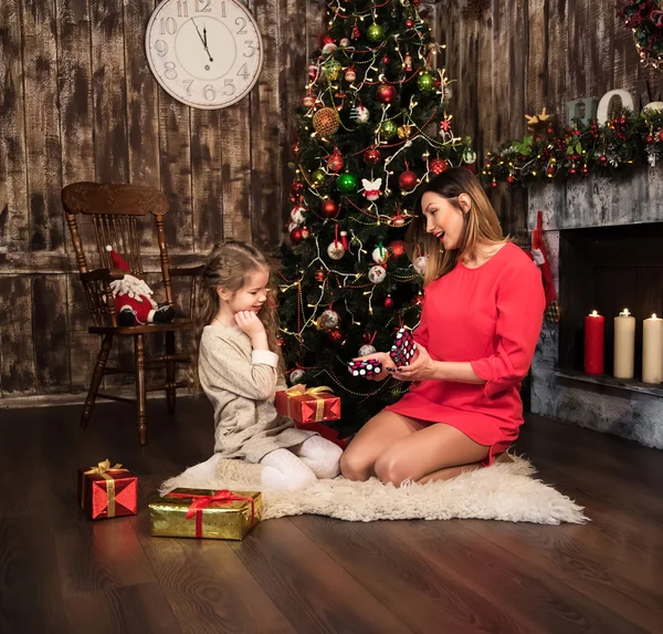 Matka a dcera u vánočního stromu — Stock fotografie