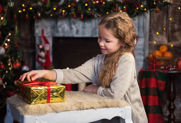 Dívka s Vánoční dárková krabička — Stock fotografie