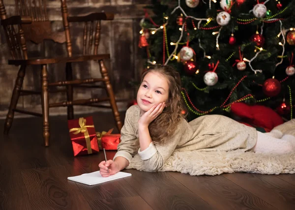 女孩给圣诞老人写封信 — 图库照片