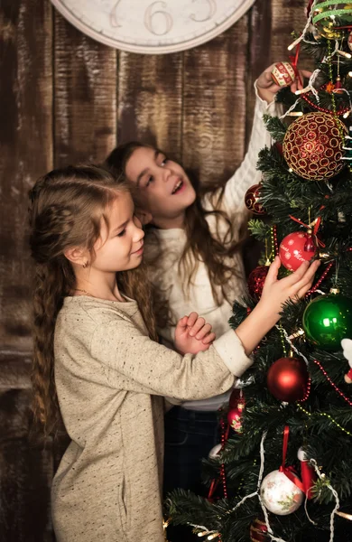 Krásné dívky, zdobení vánočního stromu — Stock fotografie